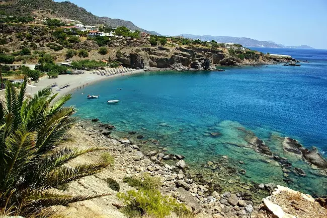 Il bellissimo mare cristallino della costa di Achlià.