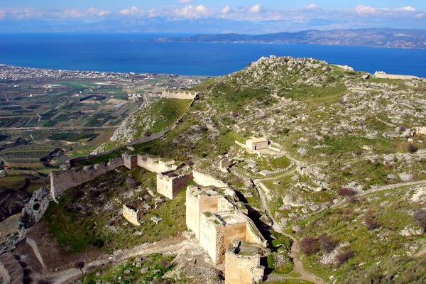 Acropoli e mura del castello di Acrocorinto sulla collina.