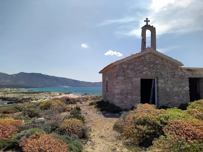 La piccola cappella di Agia Irini sull'isola di Elafonissi.