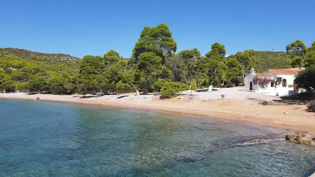 La spiaggia di Agia Paraskevi con la chiesetta.