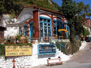 Bottega tradizionale di ceramiche a Agiassos, sull'isola greca di Lesbo.