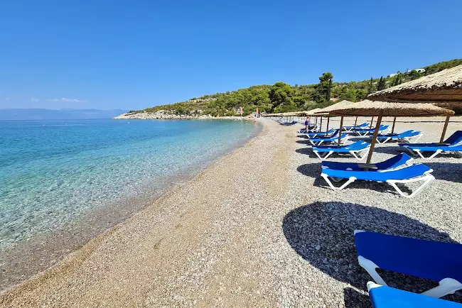 La spiaggia nella baia di Agii Anargiri.