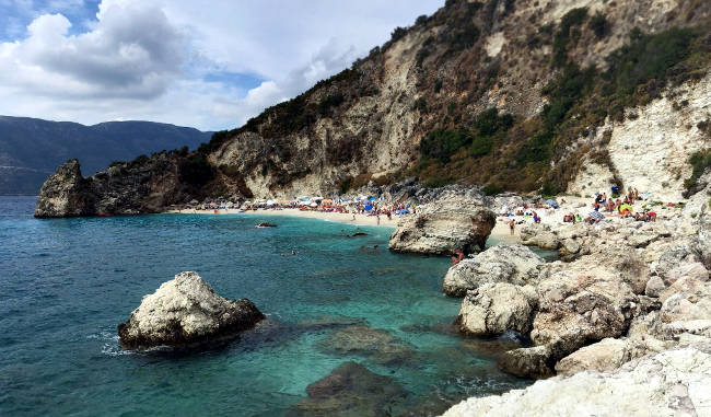 La spiaggia di Agiofili, incastonata nella baia rocciosa.