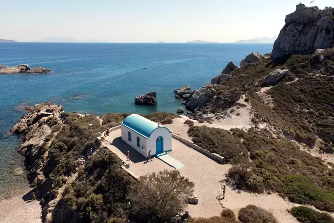 La chiesa sull'isolotto di fronte alla spiaggia di Agios Stefanos.