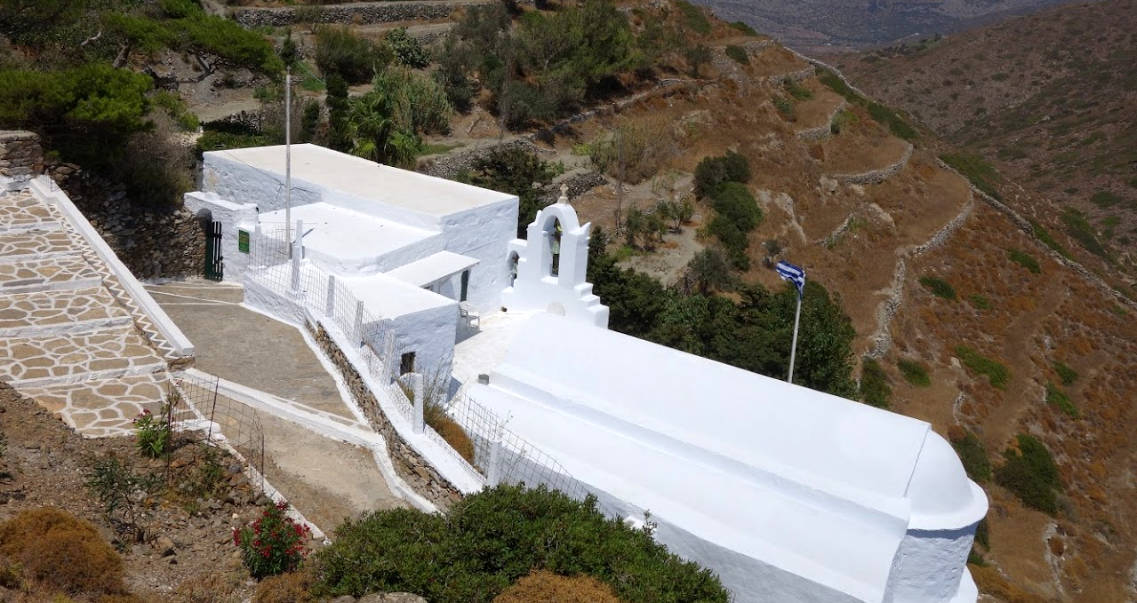 La chiesa di San Giorgio Valsamitis ad Amorgos, con il monastero in cui vive solo una suora.