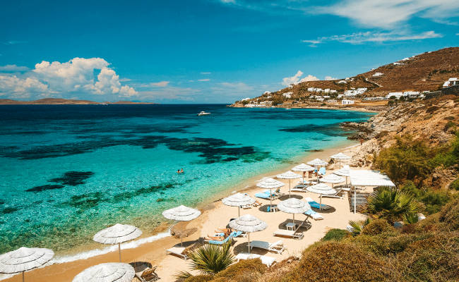 La bellissima spiaggia di Agios Ioannis sull'isola greca di Mykonos.