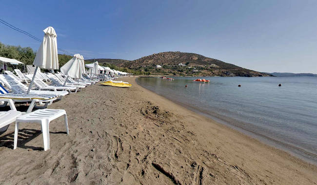 Una parte della grande spiaggia di Agriolivadi.