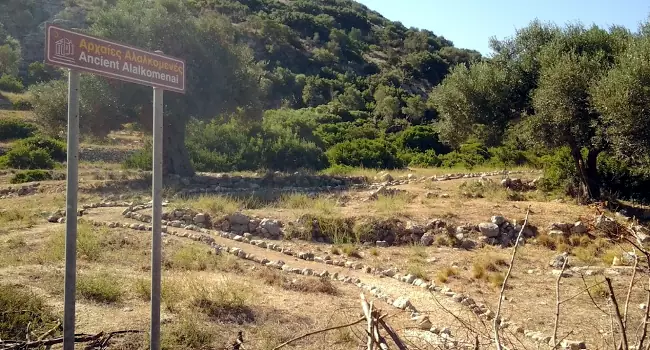 La strada che conduce alle rovine archeologiche dell'antica Itaca.