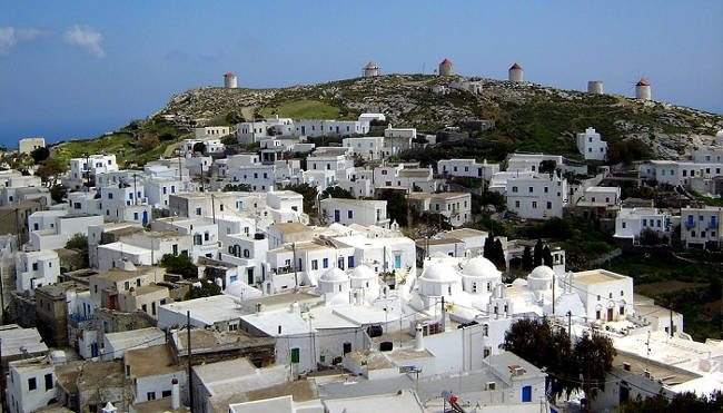 I mulini a vento intorno a Chora, sull'isola di Amorgos.