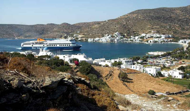 I traghetti collegano Amorgos con le altre isole Cicladi in poco tempo.