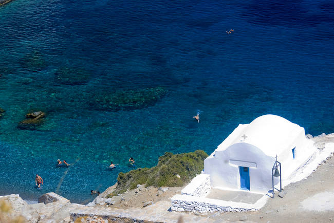 Amorgos, il mare blu intenso della spiaggia di Agia Anna.