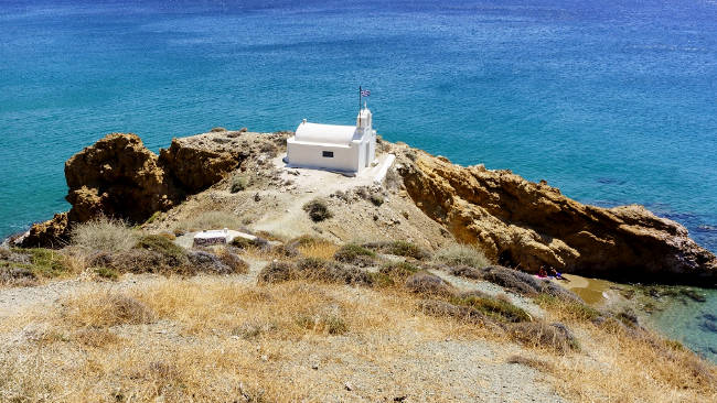 Anafi, un'immagine tipicamente greca con la chiesetta sul mare.