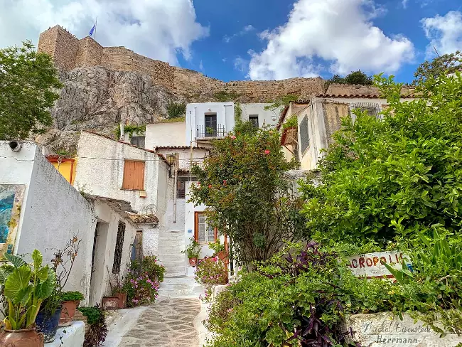 Stradine del quartiere di Anafiotika ad Atene, vicino l'Acropoli.