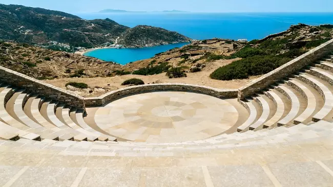 L'anfiteatro dedicato a Odysseas Elytis, con una spettacolare vista panoramica.