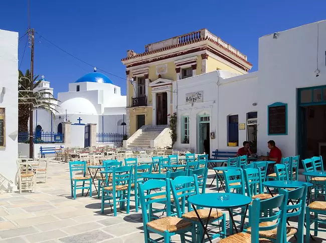 Una piazza di Ano Chora con tanti ristoranti dove mangiare all'aperto.