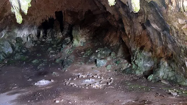 L'interno della grotta chiamata Antro Coricio vicino Delfi.