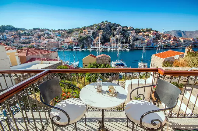 Balcone sul mare nel centro di Symi di Thea Apartments.