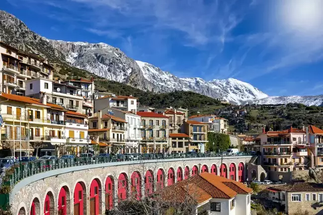 Il villaggio di Arachova e il monte Parnaso in Grecia.