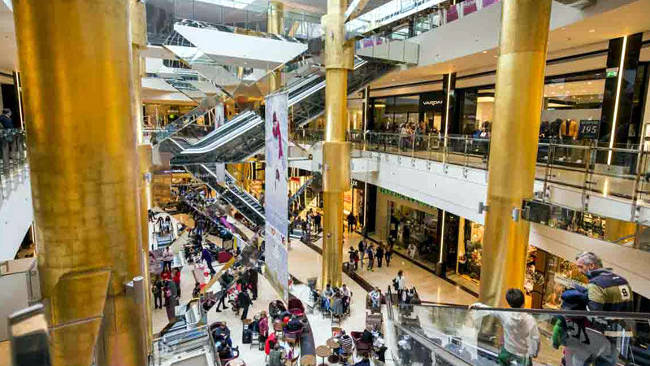 L'interno del centro commerciale Golden Hall di Atene.