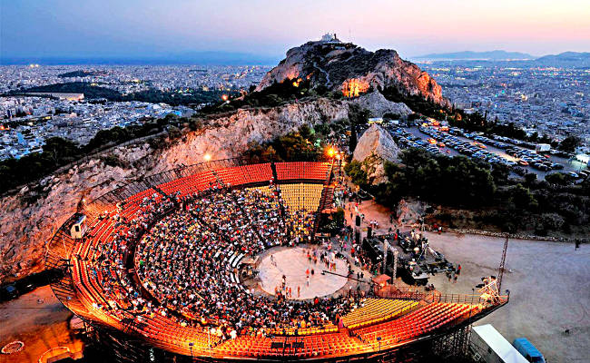 Il collina del Licabetto e il teatro all'aperto dove si tiene il Festival di Atene.