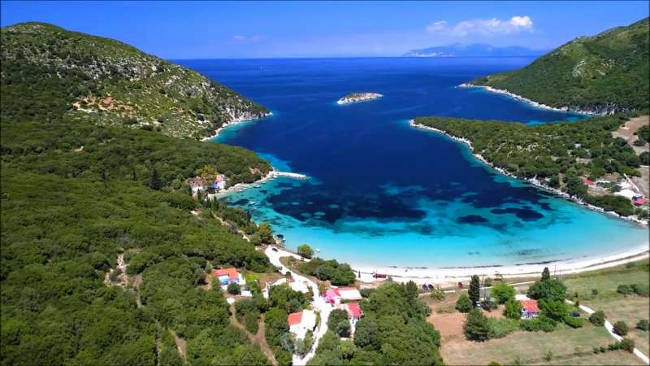 La spiaggia di Atheras e il suo paesaggio meraviglioso.