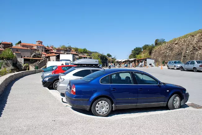 Auto e autobus nel parcheggio davanti al monastero di Gran Meteora.