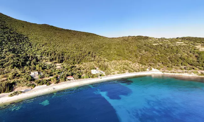 La bellissima costa nella baia di Aetos, ricca di vegetazione.