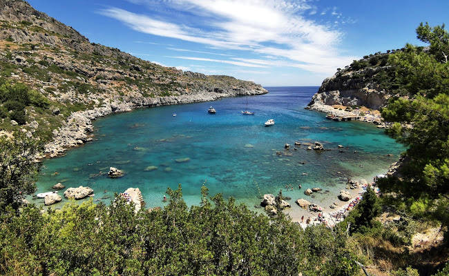 La stupenda baia Anthony Quinn dell'isola greca di Rodi.