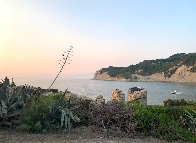 La baia di Fiki sull'isola greca di Erikousa al tramonto.
