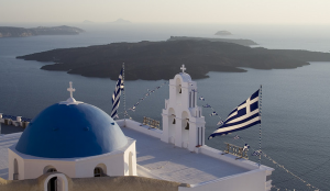 L'attuale bandiera nazionale greca sventola a Santorini, con il blu come il mare e il cielo ed il bianco delle onde.