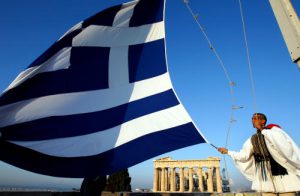 La bandiera della Grecia vicino al Partenone di Atene.