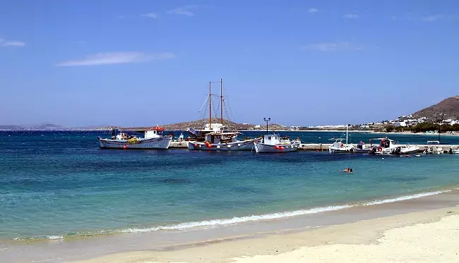 Un piccolo molo per le barchette da pesca rende la spiaggia più pittoresca.