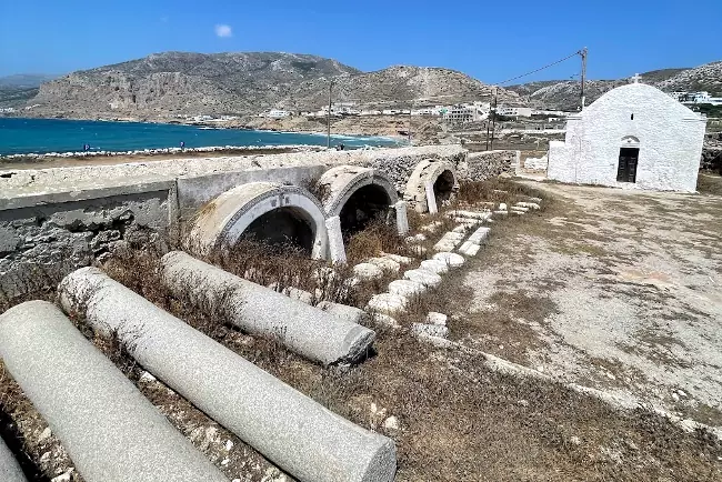 Rovine della chiesa bizantina di Agia Anastasia con la chiesetta di Agia Sofia.