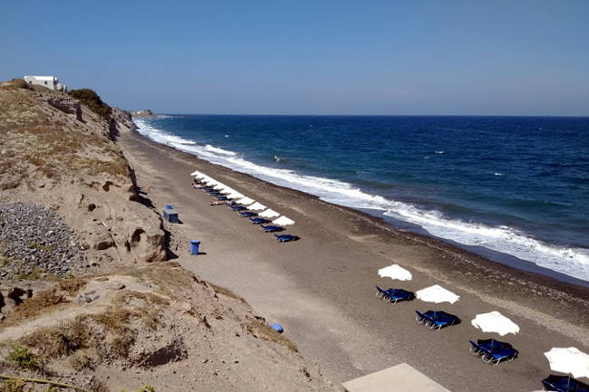 Anche quella di Baxedes è una spiaggia tipicamente vulcanica di Santorini.