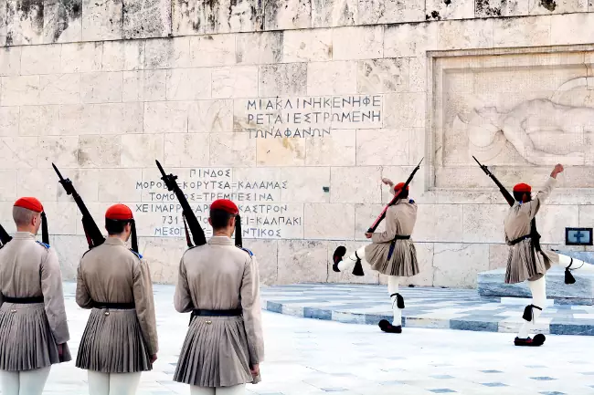 Il cambio della guardia davanti al monumento del Milite Ignoto a Syntagma, Atene.