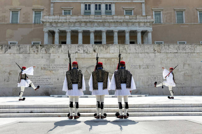 Atene, il cambio della guardia alla Tomba del Milite Ignoto.