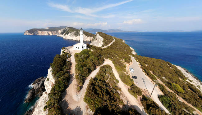 Il promontorio di Capo Lefkada con il faro dove sorgeva un tempio dedicato al dio Apollo.