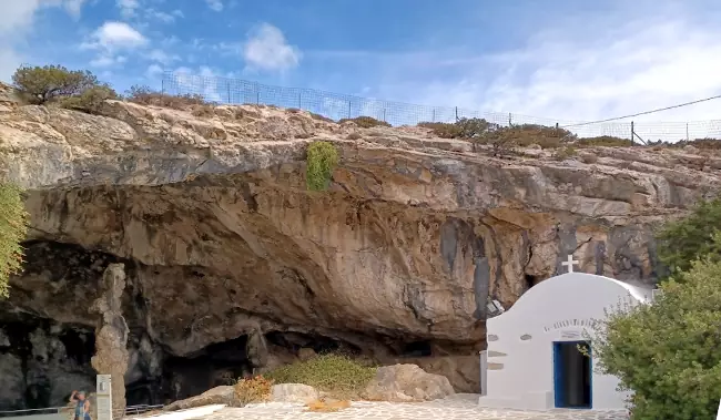La cappella di Agios Ioannis Spiliotis davanti all'ingresso della grotta di Antiparos.
