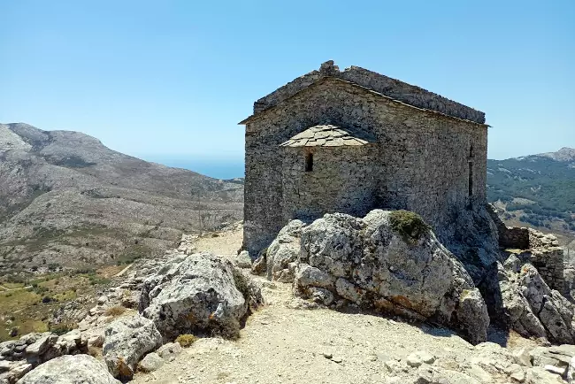 La cappella di Agios Georgios nella fortezza bizantina di Koskinà, nel cuore di Ikaria.