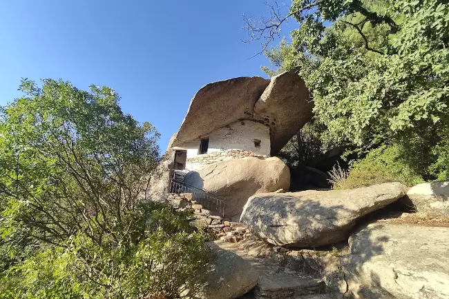 La cappella di Theoskepasti in una grotta nella roccia, una delle più suggestive al mondo.