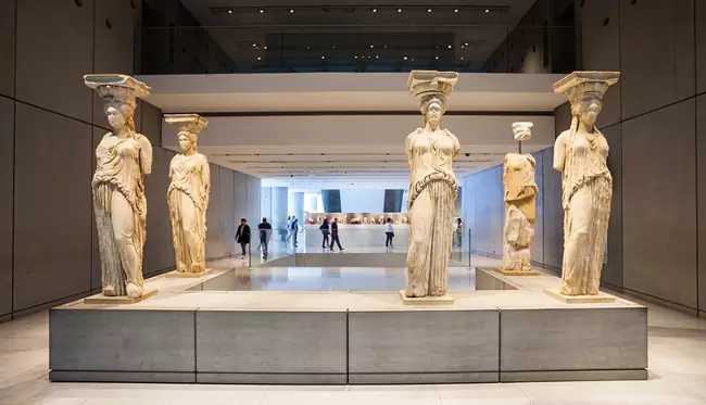 Le Cariatidi nel museo dell'Acropoli.