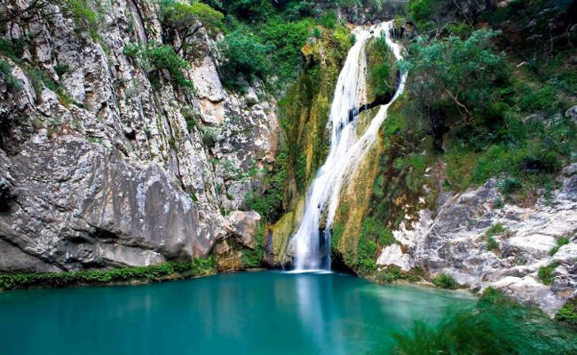 La cascata nel canyon Dimosari con una laguna esotica.