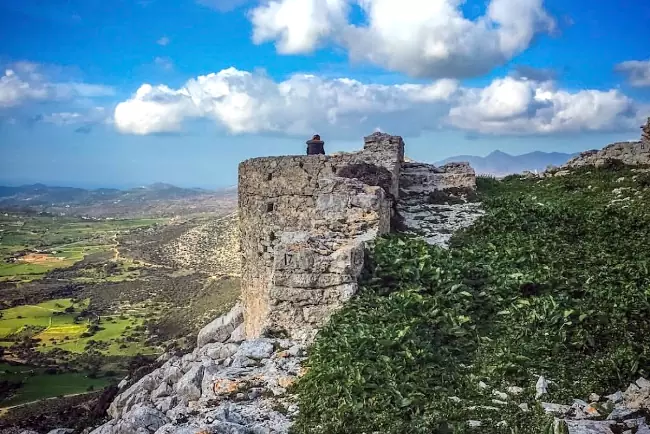 Il Castello di Apaliros offre una spettacolare vista panoramica su Naxos e la sua costa.