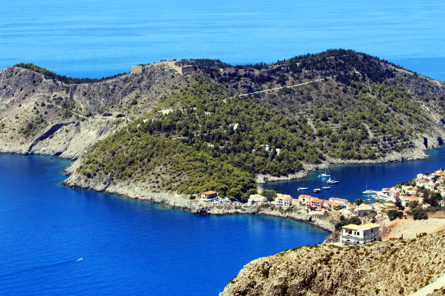 Il castello di Assos sul promontorio sopra il villaggio.