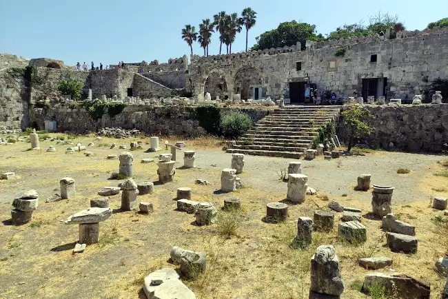 Tanti reperti e cose da vedere all'interno del Castello di Neratzia a Kos.