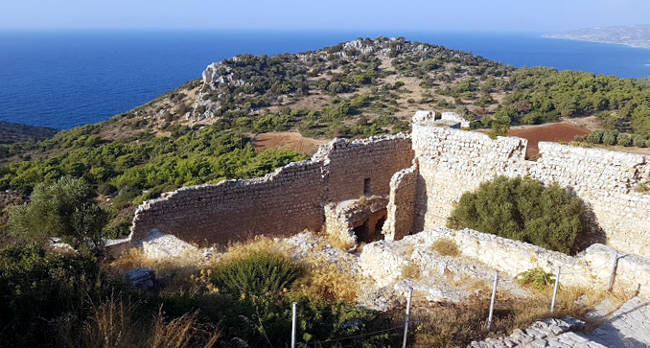 Parte del castello di Kritinia ormai in rovina e superba vista sul mare.