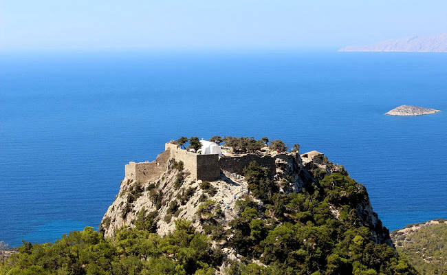 Le rovine del castello di Monolithos arrocato su una collina rocciosa a 300m sul mare.