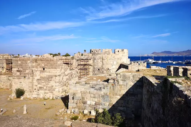 Le imponenti mura ed i bastioni del Castello dei Cavalieri di San Giovanni sull'isola greca di Kos.