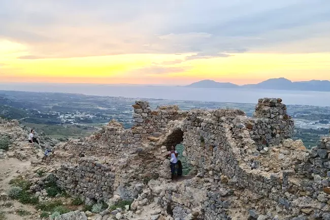 Il panorama mozzafiato dalle rovine del Castello Bizantino di Pyli.