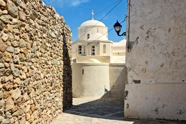 La cattedrale cattolica tra le mura del castello veneziano di Naxos.